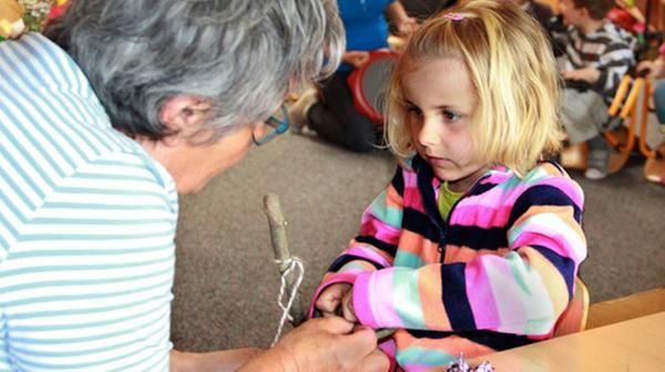 Leiterin der Grundschulförderklasse mit Schülerin Leiterin der Grundschulförderklasse mit Schülerin