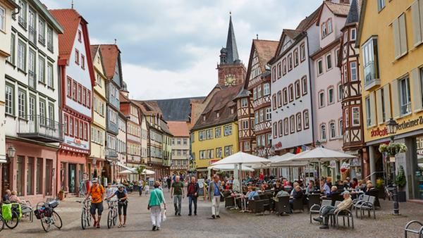 Der Wertheimer Marktplatz, Blickrichtung Stiftskirche