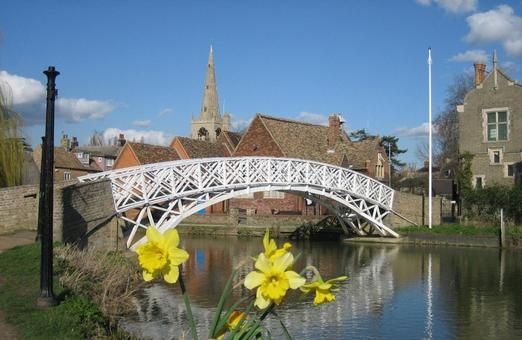 Die Chinesische Brücke in Huntingdon/Godmanchester. Im Vordergrund sind gelbe Osterglocken zu sehen.