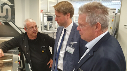 Oberbügermeister Herrera Torrez im Gespräch mit Unternehmern bei einem Firmenbesuch