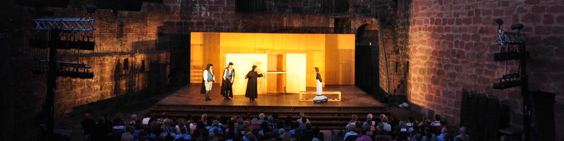 Foto einer Freilichtvorstellung des Theaterensembles "Badische Landesbühne" auf der Burg Wertheim
