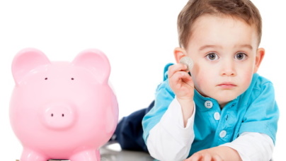 rosa Sparschwein, Kind mit Münze in der Hand