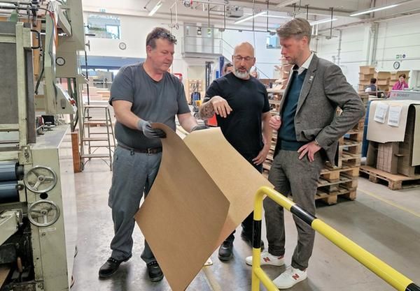 Besuch in der Produktionshalle der Firma Horn: Produktionsleiter Jochen Sensbach (Mitte) gab OB Herrera Torrez (rechts) Einblick in die Produktionsabläufe.