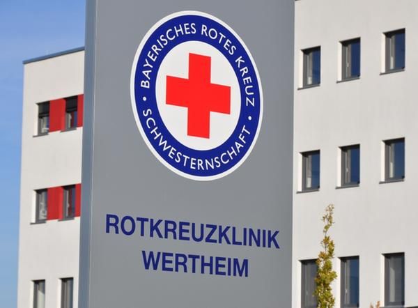 Eingangsschild der Rotkreuzklinik Wertheim