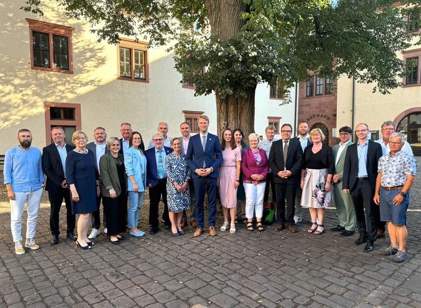 Die Gemeinderäte und der Oberbürgermeister stehen vor dem Rathaus.