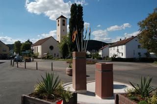 Bestenheider Kirche mit Kirchenvorplatz