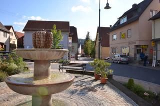 Ortsdurchfahrt Reicholzheim mit Brunnen aus Sandstein