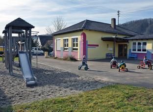 Außenspielbereich mit Kinder