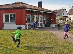 Außenspielgelände mit Kinder die Ball spielen