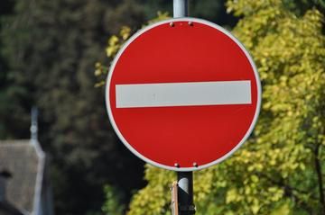 Großses "Durchfahrt verboten"-Schild