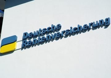 Schriftzug "Deutsche Rentenversicherung" auf einer weißen Wand