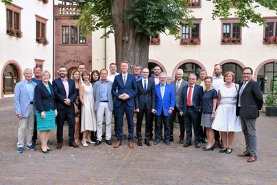 Oberbürgermeister Markus Herrera Torrez steht mit den Mitgliedern des Gemeinderats vor dem Werhteimer Rathaus. 