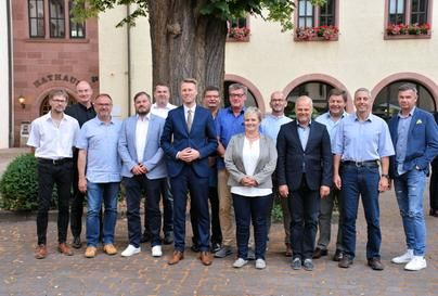 Oberbürgermeister Markus Herrera Torrez steht mit den Mitgliedern des Ortschaftsrats vor dem Wertheimer Rathaus. 