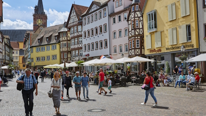 Blick auf den belebten Wertheimer Marktplatz, Blickrichtung Stiftskirche