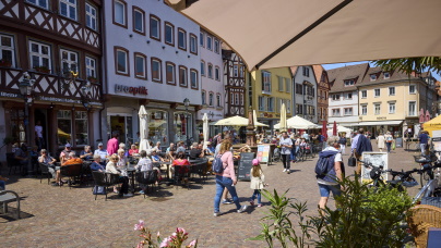 Der belebte Wertheimer Marktplatz