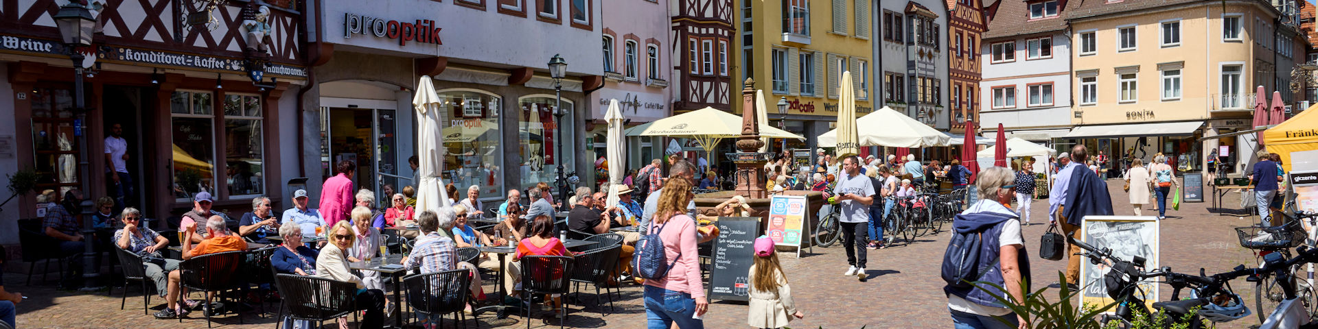 Der belebte Wertheimer Marktplatz bei Sonnenschein