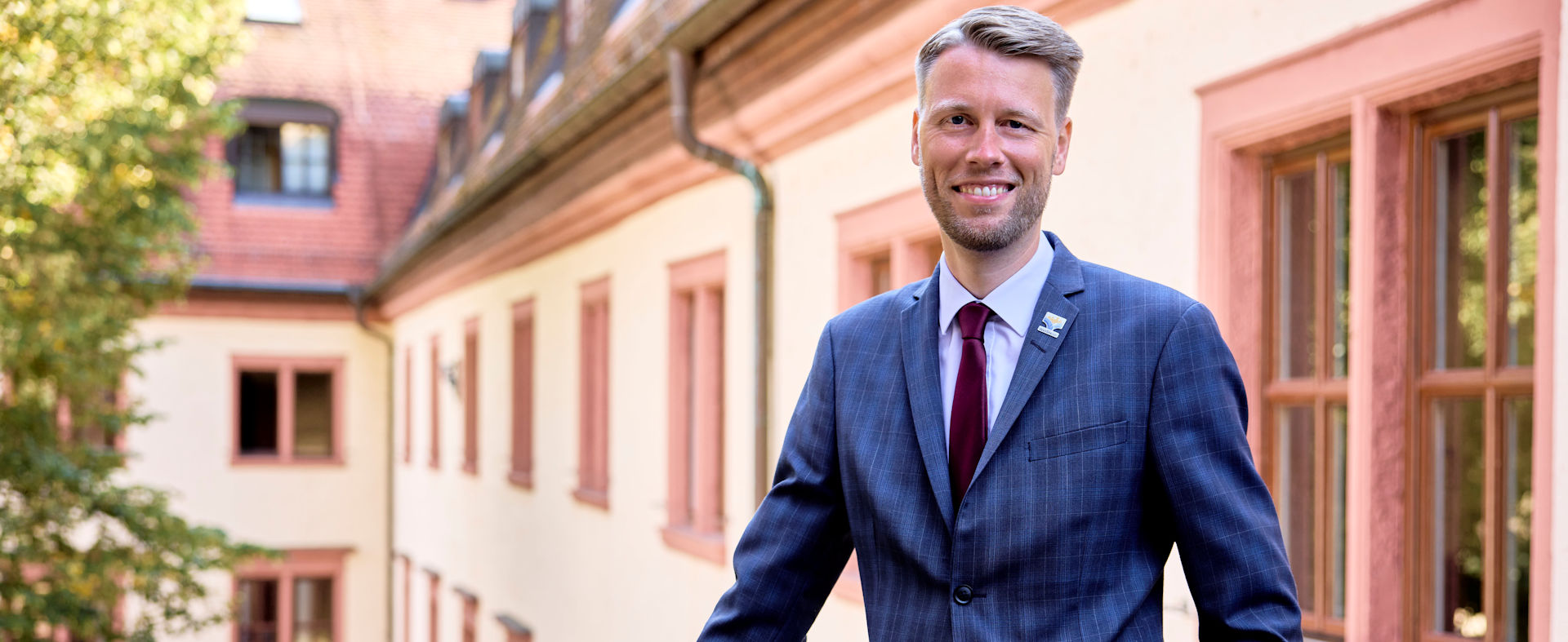 Oberbürgermeister Markus Herrera Torrez, im Hintergrund das Wertheimer Rathaus.