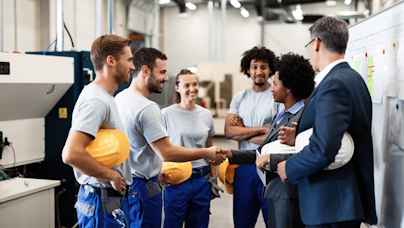 Arbeitgeber und drei Mitarbeiter begrüßen eine neue Kollegin