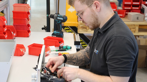 Mitarbeiter der Meister Automation arbeitet an einer Lötstation